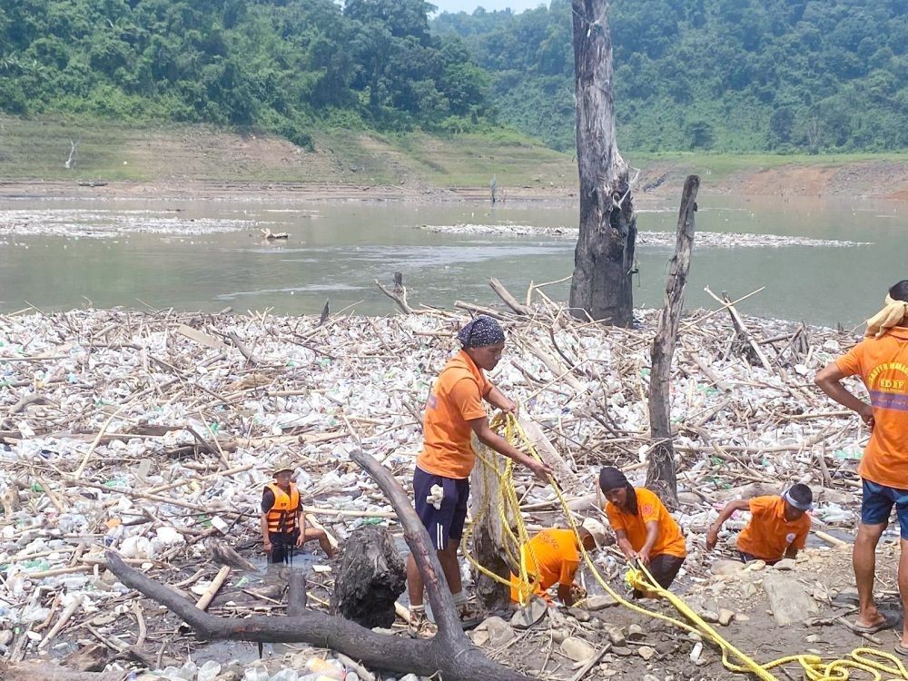 Volunteers and district administration team are seen removing plastic wastes accumulated at the Doyang reservoir in Wokha district on June 8. (Morung File Photo)